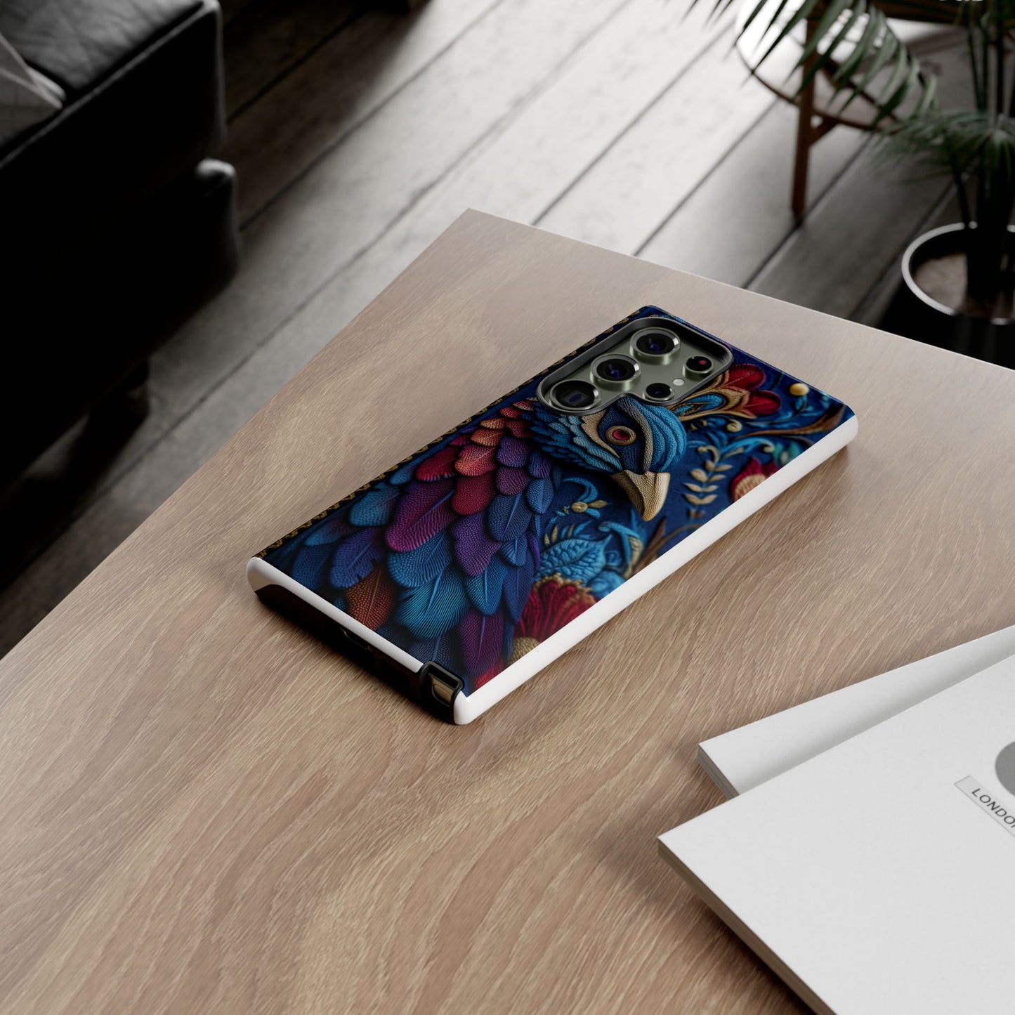 Paon Royal : Broderie de Luxe et Plumes Précieuses